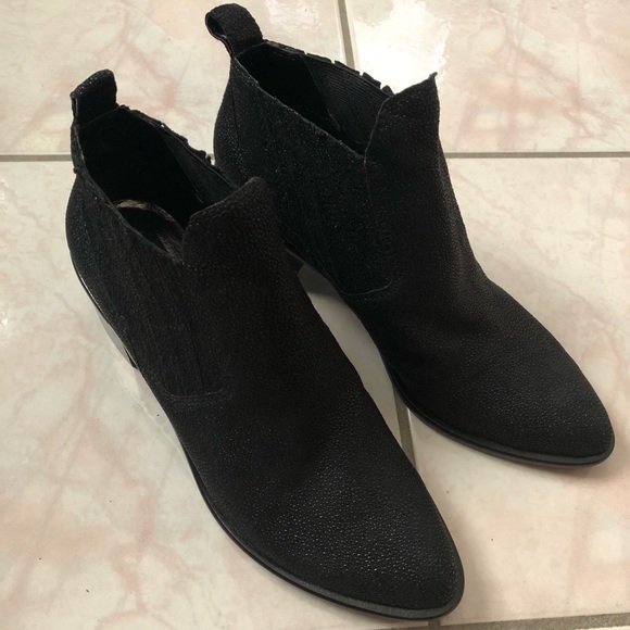 NEW Dolce Vita Textured Ankle Pointed Toe Booties - Picture 2 of 8